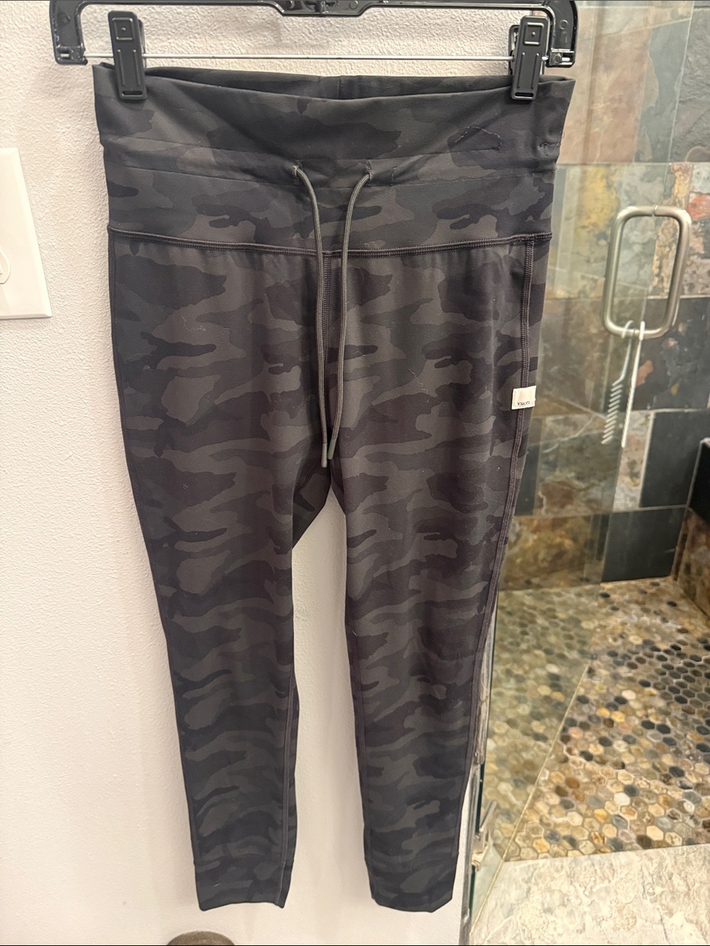 Vuori daily legging camo size medium
